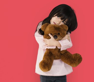 Kucaklayan kız oyuncak ayı