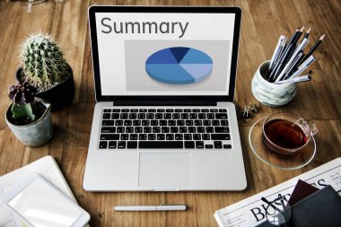 Açık tablo üstünde laptop