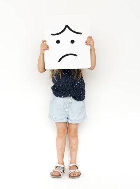 küçük çocuğu kapsayan yüz