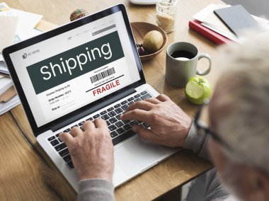 Dizüstü bilgisayarda çalışan kıdemli adam.