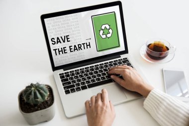 Eller dizüstü bilgisayarda çalışıyor