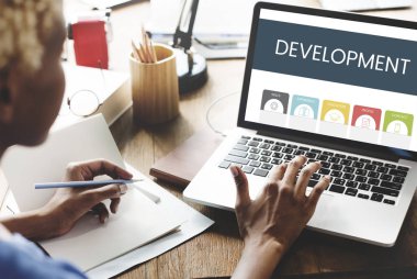 iş kadını ofiste defter ile