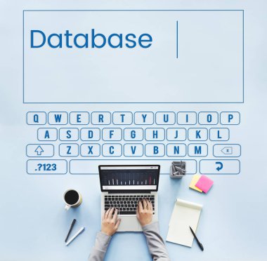 Laptop klavyesinde yazan kişi