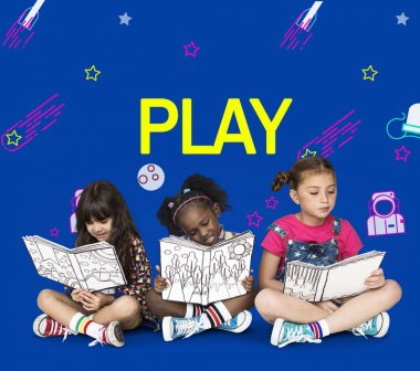 birlikte oynayan çok ırklı kızlar