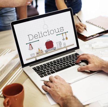 Masada dizüstü bilgisayar kullanan adam