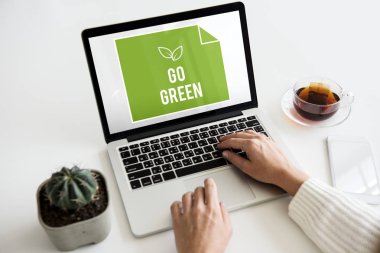 Eller dizüstü bilgisayarda çalışıyor