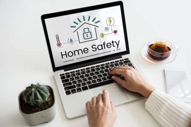 Eller dizüstü bilgisayarda çalışıyor