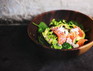 Avokado somon salata sağlıklı gıda rustik tarzı, özgün photoset