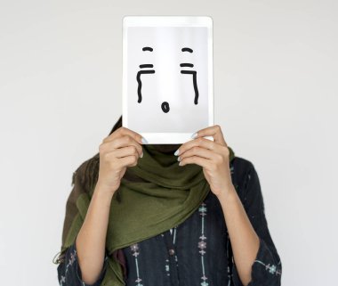 kişi holding dijital tablet 