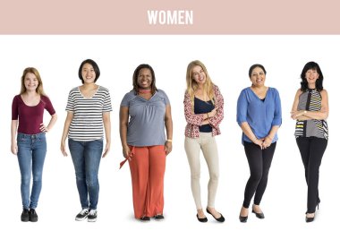 Gülümseyen kadın stüdyoda ayakta 