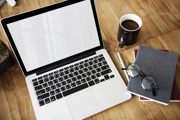 Açık tablo üstünde laptop