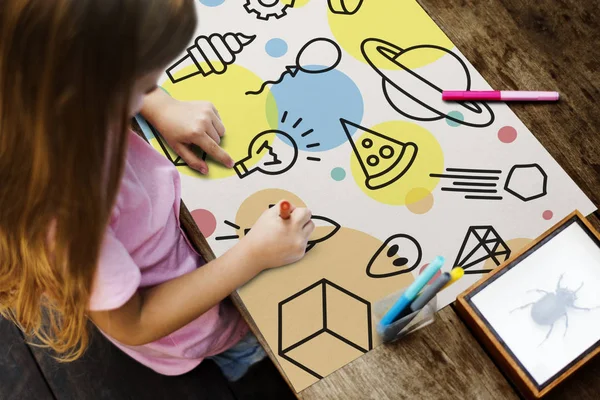 Girl drawing with pencil — Stock Photo, Image