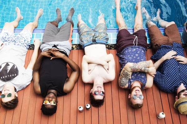 Hombres tumbados en la piscina — Foto de Stock