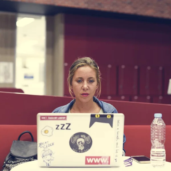 Жінка використовує ноутбук на роботі — стокове фото