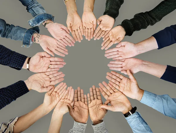 Multiethnische Hände im Kreis — Stockfoto