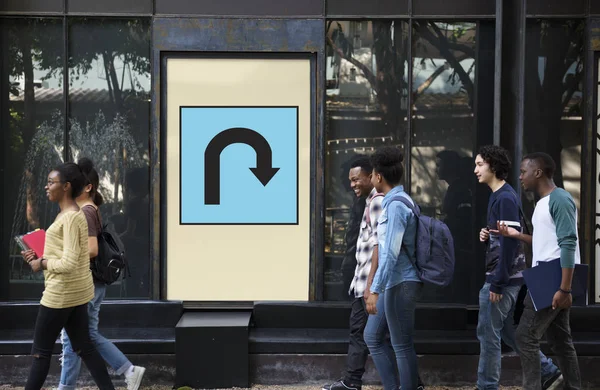 Jóvenes Estudiantes Caminando Cerca Pancarta Con Signo Flecha — Foto de Stock