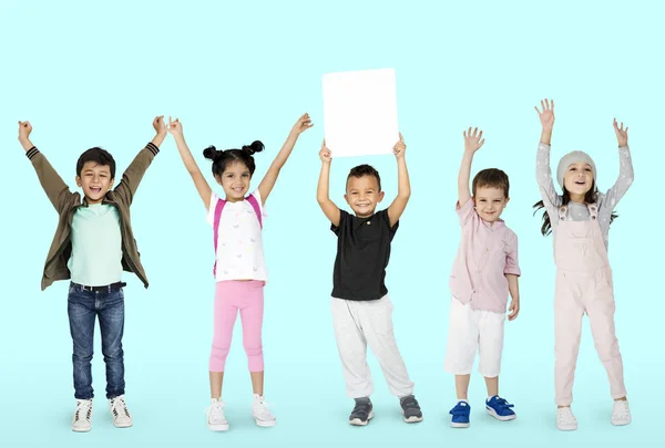 Niños pequeños con pancarta —  Fotos de Stock