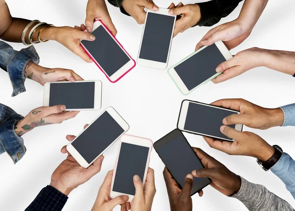 Lidé drží mobilní telefony — Stock fotografie