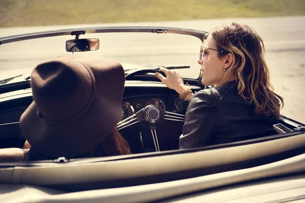 Mujeres conduciendo un coche — Foto de Stock