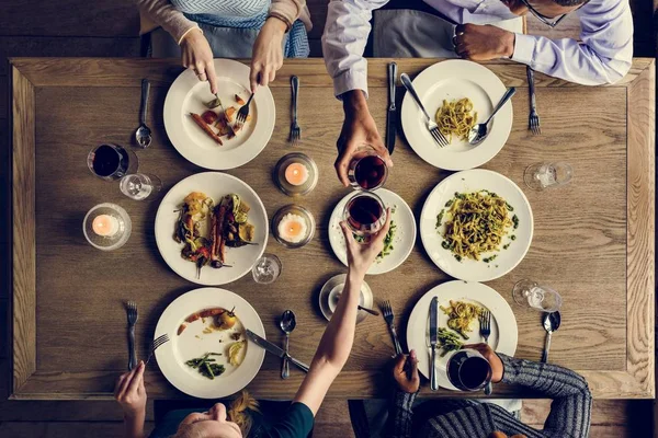 Pessoas jantando no restaurante — Fotografia de Stock