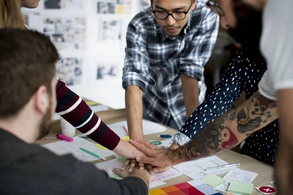 Pessoas criativas brainstorming no escritório — Fotografia de Stock