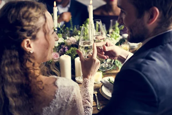 Menschen essen im Restaurant — Stockfoto