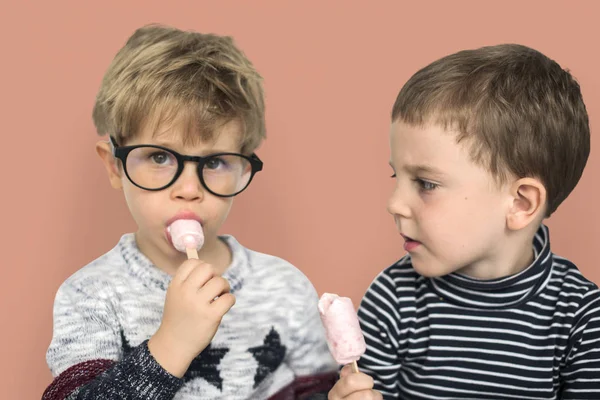 Jongens houden van ijs — Stockfoto