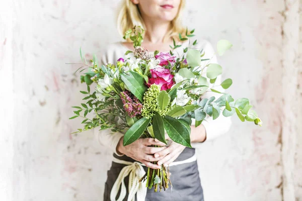 kadın holding buket 