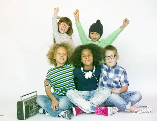 Enfants traînant ensemble — Photo