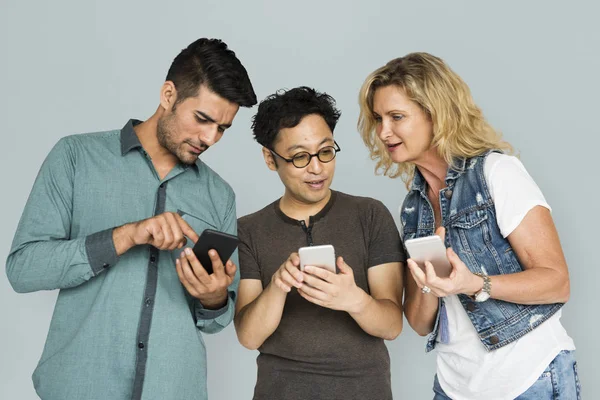 Erwachsene nutzen Smartphones — Stockfoto