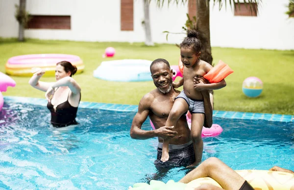 Pai abraçando criança na piscina — Fotografia de Stock