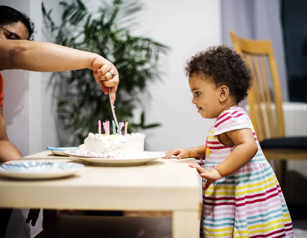 Torta de cumpleaños corte a mano femenina — Foto de Stock