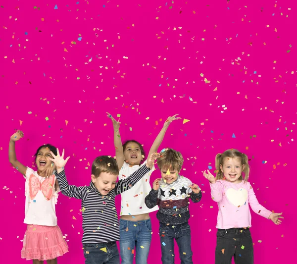 Niños felices lanzando confeti —  Fotos de Stock
