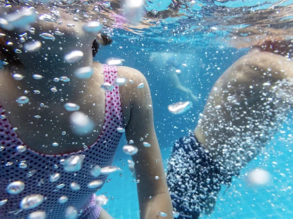 Personas Natación en la piscina — Foto de Stock