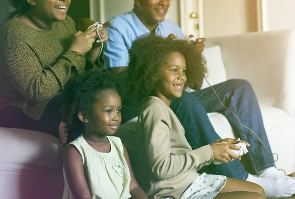 Afrikaanse familie afspelen van video game — Stockfoto