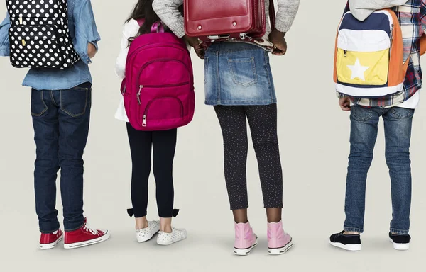 Kinderen lopen met rugzakken — Stockfoto