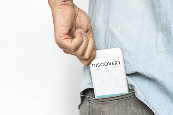 человек со смартфоном в кармане
