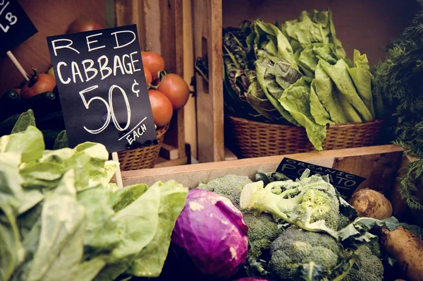 Органические овощи на фермерском рынке — стоковое фото