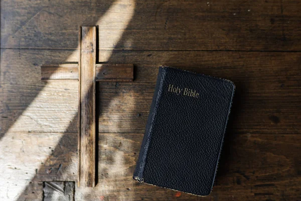 Szent Biblia fakereszttel — Stock Fotó