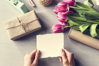 kadın holding boş kartı