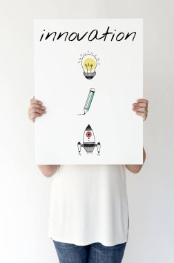 Kağıt afiş tutan kadın