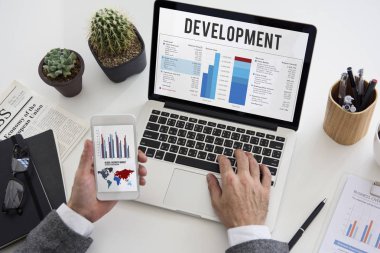 Dizüstü bilgisayarda çalışan iş adamı