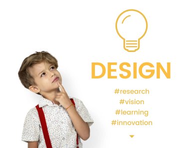 Küçük çocuk Studio düşünceli