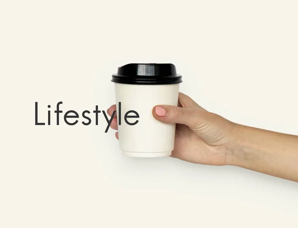 Жіноча рука тримає чашку кави — стокове фото