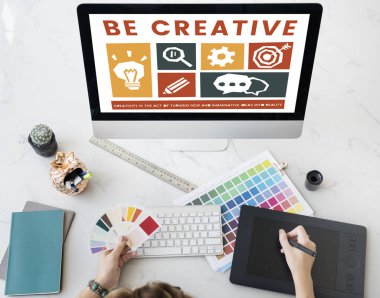 tasarımcı grafik tablası üzerinde çizim