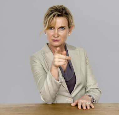 Ciddi olgun bir iş kadını.