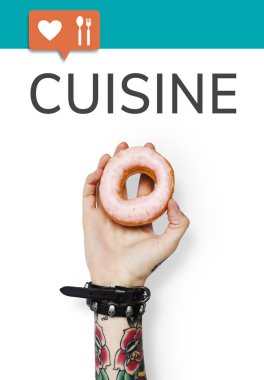 Çörek tutan dövmeli kişi.