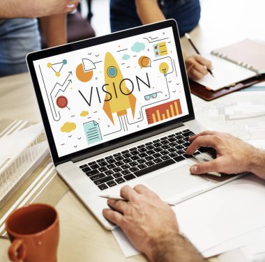 masada dizüstü bilgisayar kullanan kişi