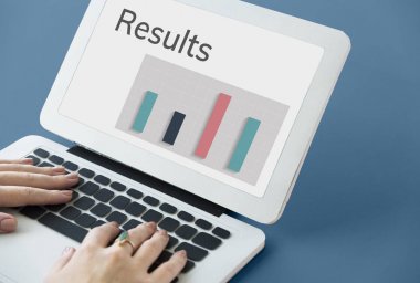 Dizüstü bilgisayarda yazan kadın klavyesi