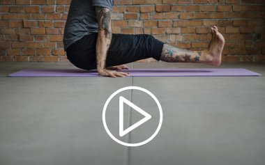 Yoga egzersiz egzersiz yapan erkek